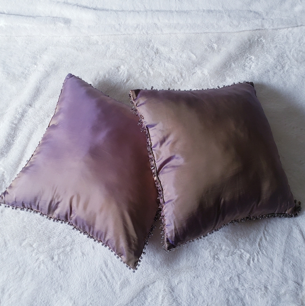 2x Silk Style Accent Pillows - Picture 14 of 16